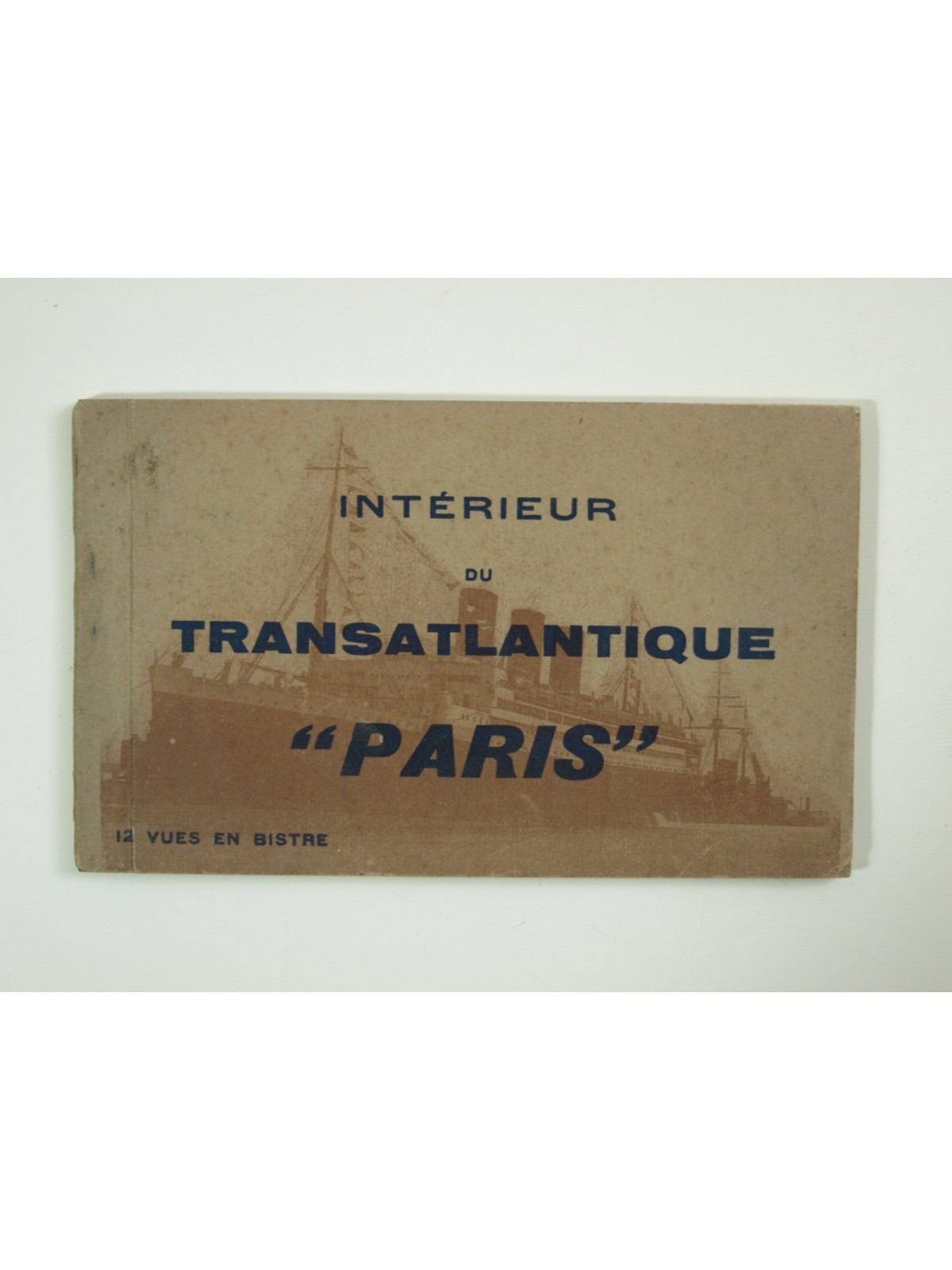 À l'intérieur du transatlantique "Paris". Carnet de 12 vues en bistre.